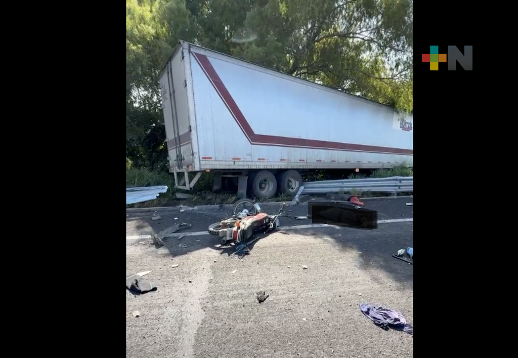 Tragedia en libramiento de Cardel, trailer desbarata a una moto y el muro de contención